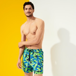 Bild von Herren Klassische Bedruckt - 50 Birds Badehose für Herren, Marineblau Vorderseite getragene Ansicht Bild von Herren Klassische Bedruckt - 50 Birds Badehose für Herren, Marineblau Vorderseite getragene Ansicht