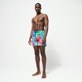 Hombre Autros Estampado - Bañador con estampado Faces In Places para hombre - Vilebrequin x Kenny Scharf, Multicolores vista frontal desgastada Hombre Autros Estampado - Bañador con estampado Faces In Places para hombre - Vilebrequin x Kenny Scharf, Multicolores vista frontal desgastada