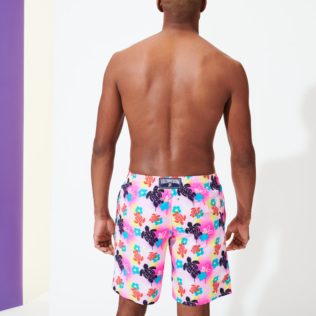 Photo de Homme CLASSIQUE LONG Imprimé - Maillot de bain homme Long 1988 Turtles Graffiti, Rose fluo vue portée de dos Photo de Homme CLASSIQUE LONG Imprimé - Maillot de bain homme Long 1988 Turtles Graffiti, Rose fluo vue portée de dos