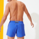 Uomo Altri Unita - Costume da bagno corto uomo stretch e aderente a tinta unita, Blu mare vista indossata posteriore
