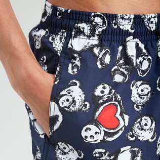 Imagen de Hombre Clásico Estampado - Bañador con estampado Palm Bear Hearts para hombre - Vilebrequin x Palm Angels, Azul marino detalles vista 1 Imagen de Hombre Clásico Estampado - Bañador con estampado Palm Bear Hearts para hombre - Vilebrequin x Palm Angels, Azul marino detalles vista 1