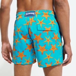 Uomo Classico stretch Stampato - Costume da bagno uomo elasticizzato Starfish Dance, Blu curacao vista indossata posteriore