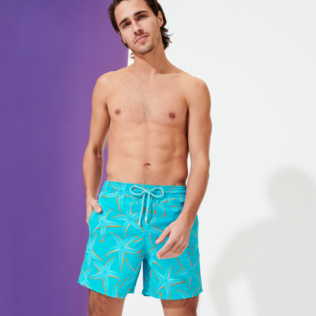 Photo de Homme CLASSIQUE Imprimé - Maillot de bain homme 1997 Starlettes, Bleu ming vue portée de face Photo de Homme CLASSIQUE Imprimé - Maillot de bain homme 1997 Starlettes, Bleu ming vue portée de face