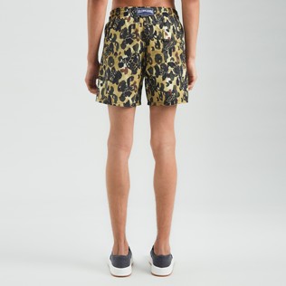 Bild von Herren Klassische Bedruckt - Camouflage Badehose für Herren - Vilebrequin x Camouflage, Schwarz Rückansicht getragen Bild von Herren Klassische Bedruckt - Camouflage Badehose für Herren - Vilebrequin x Camouflage, Schwarz Rückansicht getragen