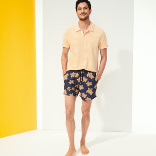 foto di Uomo Classico Stampato - Costume da bagno uomo Sand Turtles, Blu marine dettagli vista 1 foto di Uomo Classico Stampato - Costume da bagno uomo Sand Turtles, Blu marine dettagli vista 1