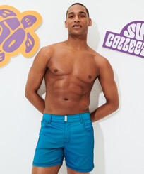 Herren Flat belts Uni - Solid Badeshorts mit flachem Bund für Herren, Aquamarin blau Vorderseite getragene Ansicht