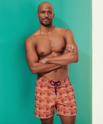 男款 Classic 绣 - Men Swimwear Embroidered 2007 Snails  - Limited Edition, Guava 正面穿戴视图