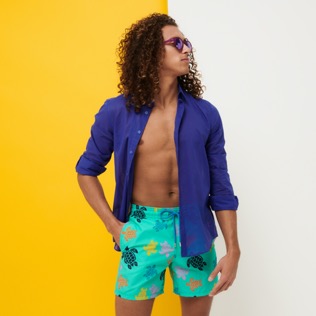 男款 Classic 印制 - 男士 Ronde Des Tortues Multicolores 泳裤, Nenuphar 细节视图3