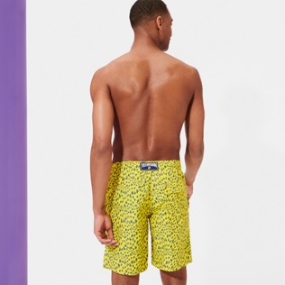 Photo de Homme CLASSIQUE LONG Imprimé - Maillot de bain homme Long 2020 Micro Ronde Des Tortues Waves, Citron vue portée de dos Photo de Homme CLASSIQUE LONG Imprimé - Maillot de bain homme Long 2020 Micro Ronde Des Tortues Waves, Citron vue portée de dos