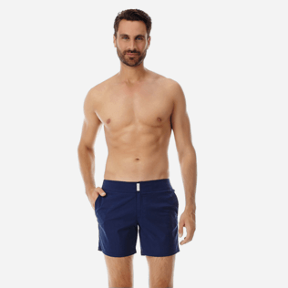 Herren Flat belts Uni - Kurze und figurbetonte Einfarbige Stretch-Badehose für Herren, Marineblau Vorderseite getragene Ansicht