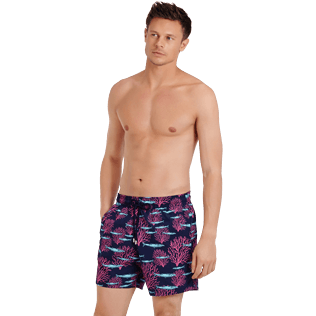 Hombre Clásico Estampado - Men Swimwear Coral & Fish, Azul marino frontworn Hombre Clásico Estampado - Men Swimwear Coral & Fish, Azul marino frontworn