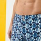 Batik Fishes Stretch-Badeshorts mit flachem Bund für Herren Marineblau Details Ansicht 1