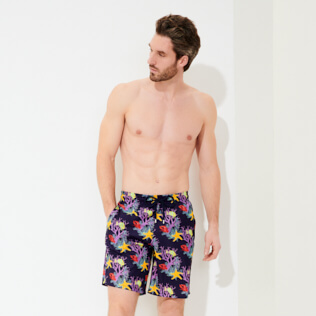 Uomo Classico lungo Stampato - Costume da bagno lungo uomo ultraleggero e ripiegabile Fonds Marins, Zaffiro frontworn Uomo Classico lungo Stampato - Costume da bagno lungo uomo ultraleggero e ripiegabile Fonds Marins, Zaffiro frontworn