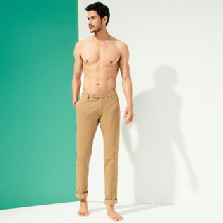 Imagen de Hombre Autros Gráfico - Pantalón chino con microestampado para hombre, Nuts vista frontal desgastada Imagen de Hombre Autros Gráfico - Pantalón chino con microestampado para hombre, Nuts vista frontal desgastada