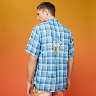 Camicia bowling uomo a quadri - Vilebrequin x The Beach Boys Blu marine vista indossata posteriore