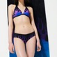 Damen Fitted Bedruckt - Hot Rod 360° Bikinihose für Damen – Vilebrequin x Sylvie Fleury, Schwarz Details Ansicht 2