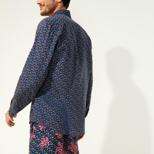 Imagen de Hombre Autros Estampado - Camisa de verano en gasa de algodón con estampado Micro Ronde Des Tortues unisex, Azul marino vista trasera desgastada Imagen de Hombre Autros Estampado - Camisa de verano en gasa de algodón con estampado Micro Ronde Des Tortues unisex, Azul marino vista trasera desgastada