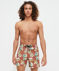 Uomo Classico Stampato - Men Swimwear Monogram 3D - Vilebrequin x Palm Angels, Nocciola vista frontale indossata