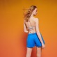 Damen Shorty Bedruckt - Badeshorts mit Logostickerei in Ombré-Optik für Damen – Vilebrequin x The Beach Boys, Earthenware Rückansicht getragen