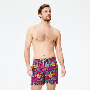 Herren Klassische Bestickt - Tropical Turtles Bademode mit Stickarbeiten für Herren – Limited Edition, Kerala frontworn Herren Klassische Bestickt - Tropical Turtles Bademode mit Stickarbeiten für Herren – Limited Edition, Kerala frontworn