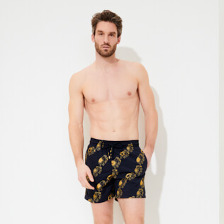 Homme CLASSIQUE Brodé - Maillot de bain Homme Brodé Elephants Dance - Édition Limitée, Bleu marine frontworn Homme CLASSIQUE Brodé - Maillot de bain Homme Brodé Elephants Dance - Édition Limitée, Bleu marine frontworn