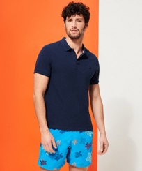 Hombre Autros Liso - Men Organic Cotton Pique Polo Shirt Solid, Azul marino vista frontal desgastada