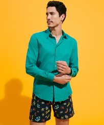 Camisa en algodón de color liso para hombre Emerald vista frontal desgastada