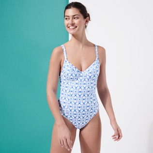 Damen Fitted Bedruckt - Ikat Medusa Badeanzug für Damen, Weiss Vorderseite getragene Ansicht