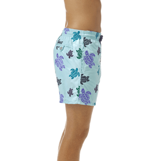 Homme Classique Moorea Brodé - Maillot de bain Mistral Broderie Tortues Multicolores All Over, Lagon supp1 Homme Classique Moorea Brodé - Maillot de bain Mistral Broderie Tortues Multicolores All Over, Lagon supp1