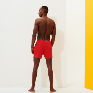 Herren Flat belts Uni - Kurze und figurbetonte Einfarbige Stretch-Badehose für Herren, Mohnrot Rückansicht getragen