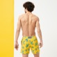 男款 Stretch classic 印制 - 男士 Turtles Madrague 平腰带弹力泳裤, Yellow 背面穿戴视图