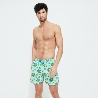 男士 Stars Gift 刺绣游泳短裤 - 限量版 Lagoon 正面穿戴视图