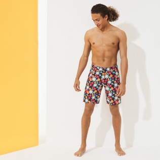 男款 Others 印制 - Men 5-pocket printed Bermuda Shorts 1977 Spring Flower, Navy frontworn 男款 Others 印制 - Men 5-pocket printed Bermuda Shorts 1977 Spring Flower, Navy frontworn