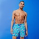 Homme CLASSIQUE ULTRA-LIGHT Imprimé - Maillot de bain ultra-léger et pliable homme Crevettes et Poissons, Curacao vue portée de face