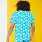T-shirt uomo in cotone Clouds Hawaii blue vista indossata posteriore