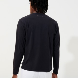 Bild von Herren Andere Bestickt - Solid T-Shirt aus Baumwolle mit aufgestickter Schildkröte für Herren, Marineblau Rückansicht getragen Bild von Herren Andere Bestickt - Solid T-Shirt aus Baumwolle mit aufgestickter Schildkröte für Herren, Marineblau Rückansicht getragen