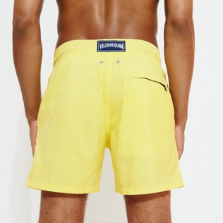 Herren Klassische dünne Stoffe Uni - Ultraleichte und verstaubare Solid Badeshorts für Herren, Mimose Rückansicht getragen