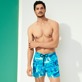 Herren Klassische Strech Bedruckt - Patchwork Shooting Badeshorts mit Stretch für Herren, Aquamarin blau Vorderseite getragene Ansicht