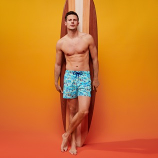 Uomo Classico stretch Stampato - Costume da bagno uomo elasticizzato Palms & Surfs - Vilebrequin x The Beach Boys, Lazulii blue vista frontale indossata
