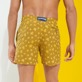 Herren Bestickte Bestickt - Micro Ronde Des Tortues Badeshorts mit Stickerei für Herren – Limitierte Serie, Borke Rückansicht getragen