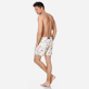 男款 Classic 印制 - 男士海滩游戏印花泳裤, Yellow 背面穿戴视图
