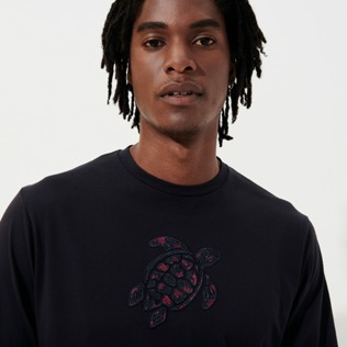 Herren Andere Bestickt - Solid T-Shirt aus Baumwolle mit aufgestickter Schildkröte für Herren, Marineblau Details Ansicht 4