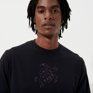 Bild von Herren Andere Bestickt - Solid T-Shirt aus Baumwolle mit aufgestickter Schildkröte für Herren, Marineblau Details Ansicht 4 Bild von Herren Andere Bestickt - Solid T-Shirt aus Baumwolle mit aufgestickter Schildkröte für Herren, Marineblau Details Ansicht 4