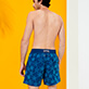 男款 Classic 印制 - 男士 Starfish Dance 泳裤, Goa 背面穿戴视图
