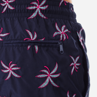 Herren 017 Bestickt - Ultraleichte und verstaubare Palm Beach Badehose mit Stickarbeiten für Herren – Limitierte Serie, Marineblau supp1 Herren 017 Bestickt - Ultraleichte und verstaubare Palm Beach Badehose mit Stickarbeiten für Herren – Limitierte Serie, Marineblau supp1