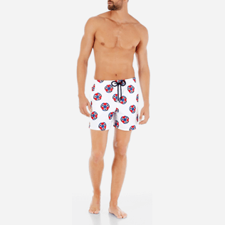Herren Klassische Moorea Bestickt - Soccer Turtles Bademode mit Stickarbeiten für Herren – Limited Edition, Weiss frontworn Herren Klassische Moorea Bestickt - Soccer Turtles Bademode mit Stickarbeiten für Herren – Limited Edition, Weiss frontworn