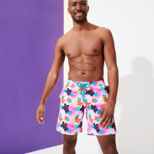 Photo de Homme CLASSIQUE LONG Imprimé - Maillot de bain homme Long 1988 Turtles Graffiti, Rose fluo vue portée de face Photo de Homme CLASSIQUE LONG Imprimé - Maillot de bain homme Long 1988 Turtles Graffiti, Rose fluo vue portée de face