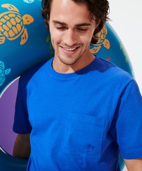 Hombre Autros Liso - Camiseta de algodón orgánico de color liso para hombre, Mar azul vista frontal desgastada
