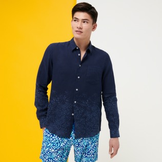 Uomo Altri Stampato - Camicia uomo in lino Tropical Turtles, Blu marine vista frontale indossata