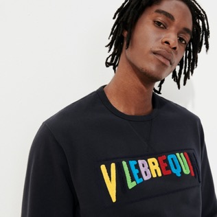 Imagen de Hombre Autros Estampado - Men cotton crewneck sweatshirt solid, Azul marino detalles vista 2 Imagen de Hombre Autros Estampado - Men cotton crewneck sweatshirt solid, Azul marino detalles vista 2